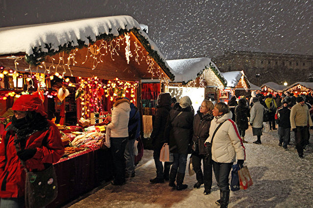 Im Dezember 2010 lag der Weihnachtsmarkt in Wien unter Schnee und bot einen typischen Anblick, den man mit Weihnachten in Österreich und Deutschland verbindet.