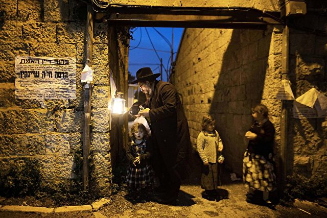 Ultra-orthodoxe Juden entzünden auf den Straßen in Jerusalem Kerzen zum Chanukkah Fest.