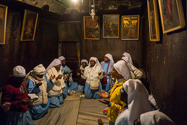 Ausweichen nach Bethlehem. Nigerianische Pilger versammelten sich in der Kirche der Geburt Christi am 24. Dezember 2015 in Bethlehem, Westjordanland.