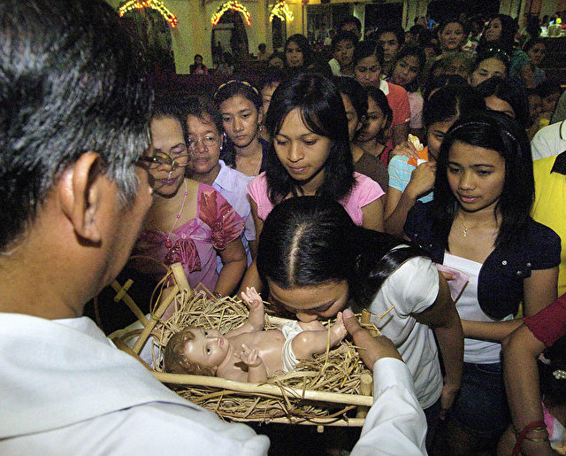 Manila - Auf den Philippinen ist die Anbetung des Christkinds am 24. Dezember ein selbstverständlicher Teil des Weihnachtsfestes. Die Mehrheit der Bevölkerung ist katholischen Glaubens.