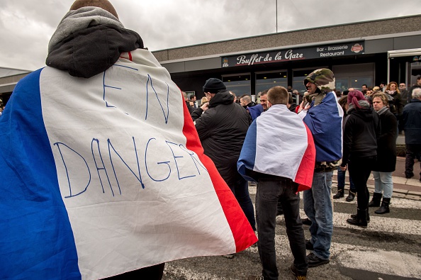 "En Danger"/"In Gefahr" steht auf dieser französischen Flagge.