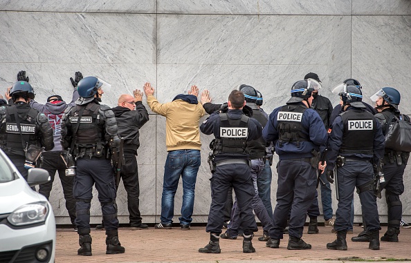 Weil sie ohne Genehmigung demonstrierten, wurden in Calais Pegida-Sympathisanten mit Gewalt geräumt und verhaftet.