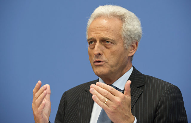 Ex-Verkehrsminister Peter Ramsauer spricht auf einer Pressekonferenz in Berlin, 20. Juni 2012.