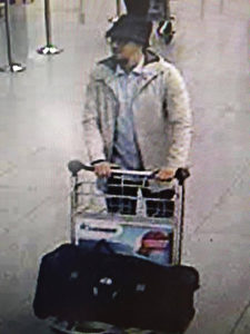 In diesem Handout der belgischen Bundespolizei ist ein Screenshot einer CCTV-Kamera am Flughafen mit einer verdächtigen Person zu sehen. Neuesten Informationen nach handelt es sich dabei um Faycal C., der gestern festgenommen werden konnte.