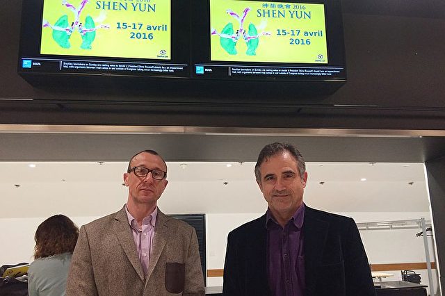 Professor Juan Carlos Esteban (rechts) und Freund Fabien Pruvot am 17. April in Paris nach der Aufführungen von Shen Yun.