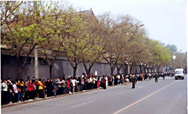 24. April 1999. 10.000 Falun Gong Praktizierende kamen zur Petition zum Petitionsbüro in Peking zusammen, wurden aber von Sicherheitskräften zum Regierungsviertel Zhongnanhai geleitet.
