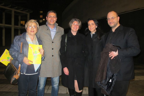 Die Musiklehrerin Rita Bramante mit Kolleginnen und Kollegen von der Musikakademie bei Shen Yun in Mailand.