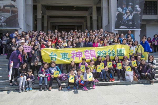 500 Bürger von Taitung City kamen mit Bürgermeister Chang Kuo-chou zu der Aufführung von Shen Yun in Kaohsiung, Taiwan am 26. März 2016.