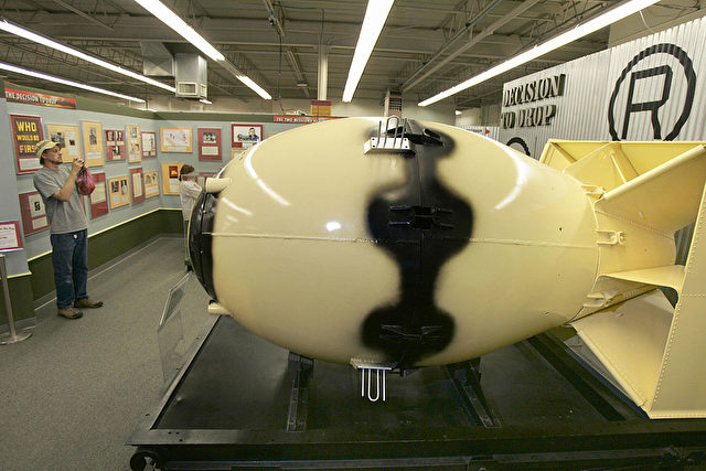 Atombomben ähnlich der Nagasaki-Bombe ("Fat Man"), wie er hier im National Atomic Museum in Albuquerque, New Mexico, ausgestellt ist, könnten in einem Stollen im thüringischen Jonastal versteckt liegen.
