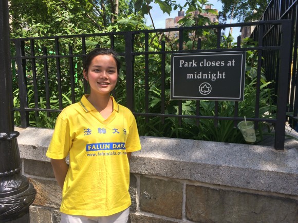Joy Xue, eine Falun Gong-Praktizierende aus Neuseeland, steht am Union Square Park in New York im Mai 2016