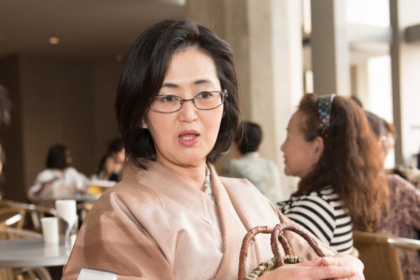 Frau Myuki Nozawa kam in Tokio am Abend des 26. April bekleidet mit einem traditionellen Kimono zu Shen Yun