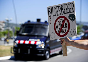 Protest gegen die Bilderberger 2010 in Spanien.
