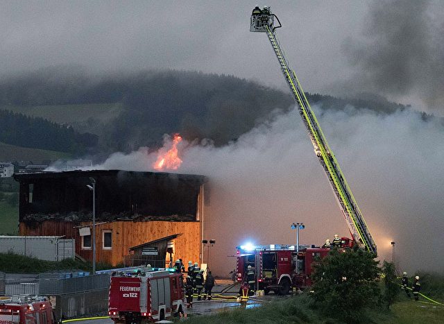 Die Feuerwehr löscht einen Brand nach einem Anschlag auf die Asylunterkunft, in Altenfelden, Nord Österreich am 1. Juni 2016.