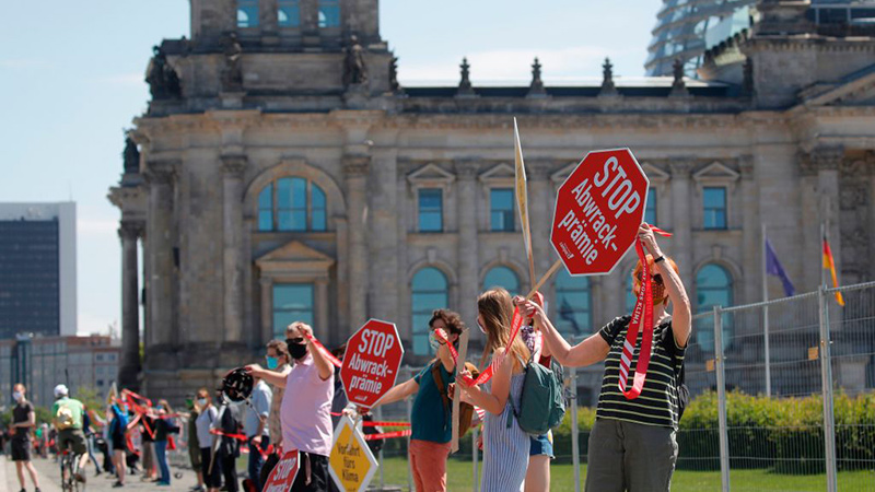 Berlin Kilometerlange Menschenkette gegen Auto Kaufprämie Fridays