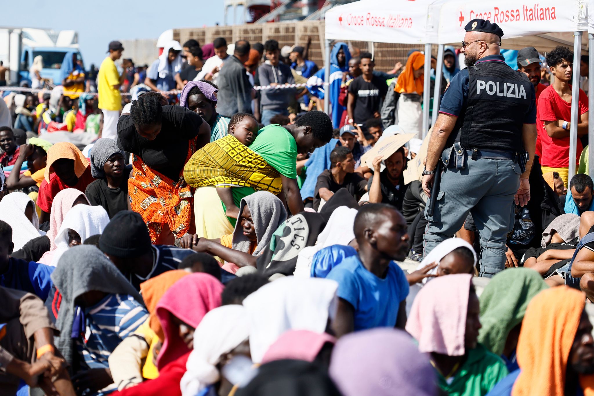 Lampedusa Startet Massentransfer Von Migranten Nach Sizilien Und Aufs