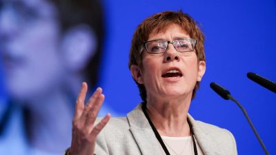 „Alte Nazis, Neonazis und Rechtspopulisten“: Kramp-Karrenbauer wirft AfD Antisemitismus „an allen Ecken und Enden“ vor