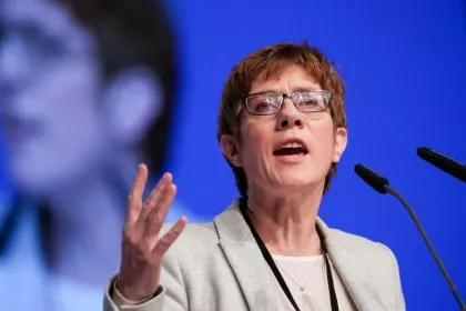 "Alte Nazis, Neonazis und Rechtspopulisten": Kramp-Karrenbauer wirft AfD Antisemitismus "an allen Ecken und Enden" vor