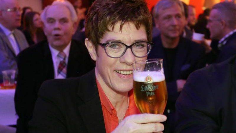 Kramp-Karrenbauer greift Koalitionspartner SPD in Aschermittwochsrede scharf an