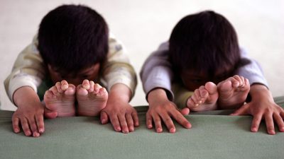 Kinder bei der Gymnastik in der Li Xiaoshuang Turnschule in Xiantao, Provinz Hubei in China.