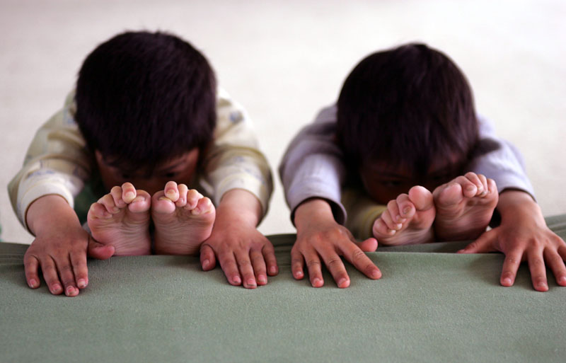 Kinder bei der Gymnastik in der Li Xiaoshuang Turnschule in Xiantao, Provinz Hubei in China.