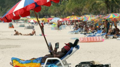 Urlauber in Patong Beach auf der Insel Phuket, Thailand