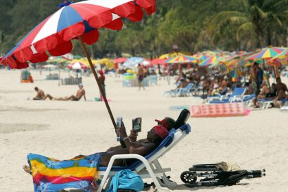 Urlauber in Patong Beach auf der Insel Phuket, Thailand