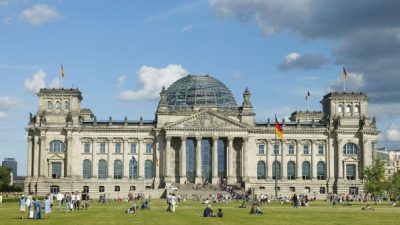 Bundestag billigt EU-Verfassung mit großer Mehrheit