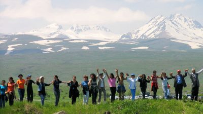 Eine 160 Kilometer lange Menschenkette rund um einen Berg in Armenien