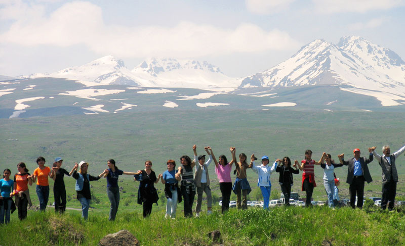 Eine 160 Kilometer lange Menschenkette rund um einen Berg in Armenien