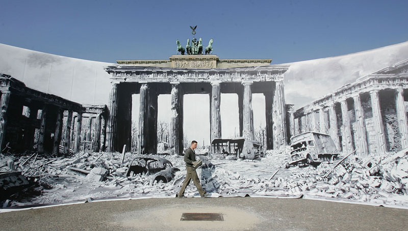 Brandenburger Tor vor 60 Jahren und heute