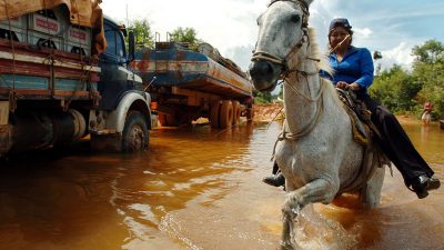 Die Hauptstrasse B163 zwischen den Amazonas-Städten Novo Progresso und Itaituba, Brasilien