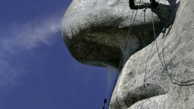 Reinigung des Mount Rushmore National Memorial in South Dakota, USA