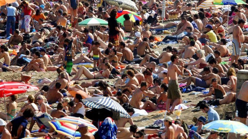 Massenansturm auf Strand in Barcelona