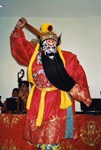 Der Dämonenjäger Chong Kui (gespielt von Yin Ching-chin) bei seinem Auftritt in Buchheims „Museum der Phantasie“.