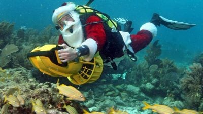 Santa taucht ab für einen guten Zweck