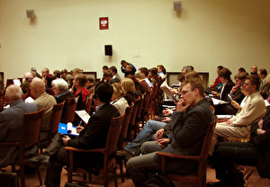 Aufmerksame Zuhörer in einem vollen Saal bei dem Forum “China und die Welt ohne Kommunismus” am 21. März 2006 in der polnischen Hauptstadt Warschau. (The Epoch Times)