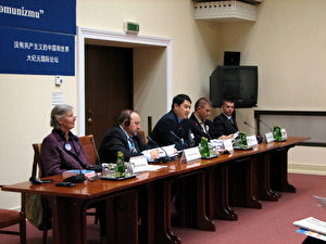 Erping Zhang spricht als Special Guest  bei dem Internationalen Forum über die Neun Kommentare im Haus des polnischen Parlaments in Warschau. (The Epoch Times)
<div id="print_offer_in_article"></div>
