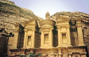 In Petra aus dem Fels geschlagen: Das Kloster „EI Deir“, eine antike Grabstätte für hochgestellte Persönlichkeiten. (Foto - Hans-Christian Schikore)
