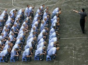Häftlinge in einem Arbeitslager in China. In Arbeitslagern in vielen chinesischen Provinzen werden Organe von lebenden Häftlingen entnommen und die buchstäblich ausgeplünderten Leichname anschließend verbrannt. (ChinaPhotos/Getty Images)
