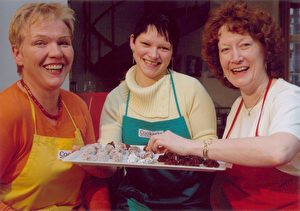 Süßes zum Dessert: Praktikantin Juliane Hoffmann (Mitte) kredenzt das Dessert: Kokos- und Amarettotrüffel. Die Cookeria-Chefinnen freut