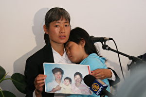 Der Schmerz bleibt: Frau Zhizhen Dai, Diskussionsteilnehmerin beim Forum "Nie wieder! - Aufruf an die Welt", bei dem der Organraub in den Todeslagern in China diskutiert wurde, spricht von der Folter und dem Mord an ihrem Ehemann im Jahre 2001 durch die Hand chinesischer Behörden. Ihre Tochter Fadu schläft in ihren Armen. Das Forum wurde am 9. Mai 2006 in Auschwitz in Polen gehalten. (Jan Jekielek/The Epoche Times)
<!-- /11053247/etd21_300x250_1 -->
<div id=