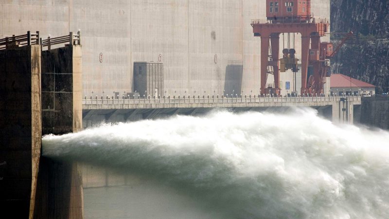 Hauptdamm des Drei-Schluchten-Stausees in China fertig