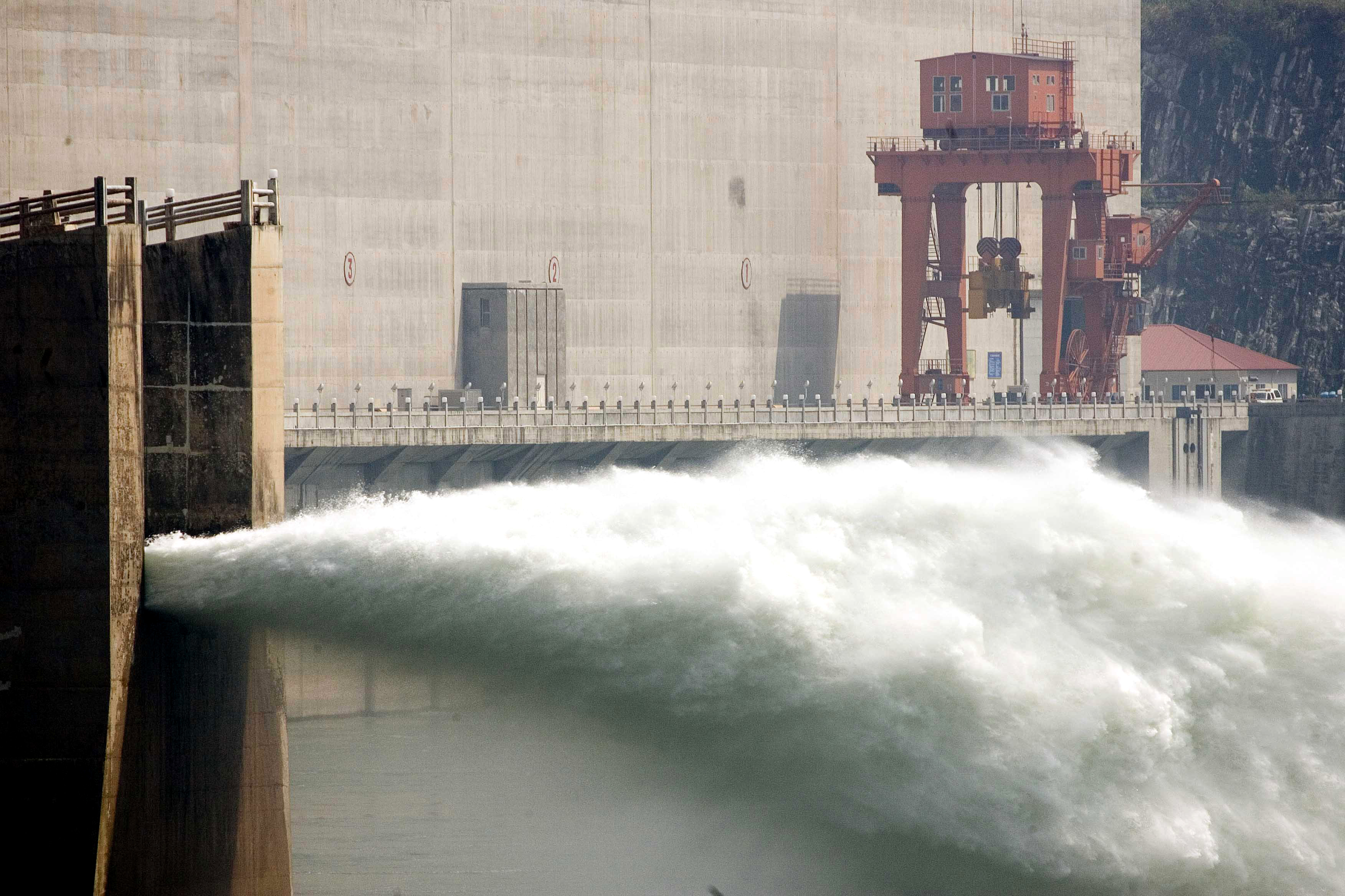 Hauptdamm des Drei-Schluchten-Stausees in China fertig