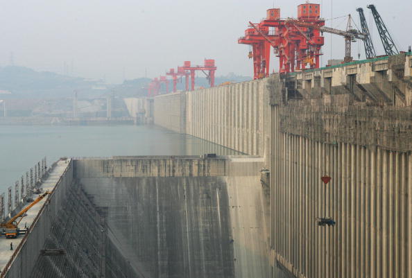 Hauptdamm des Drei-Schluchten-Staudamms fertig gestellt