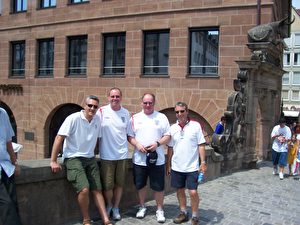 englische Fans auf einer Brücke Nürnbergs (