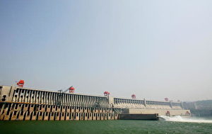 YICHANG, HUBEI - 17.Mai: Gesamtansicht des Drei Schluchten-Staudammes am Jangtse Fluß bei Yichang in der Provinz Hubei. Um den Weg für das Projekt frei zu machen, werden staatlichen Medien zufolge ungefähr 1,3 Millionen Menschen umgesiedelt. (