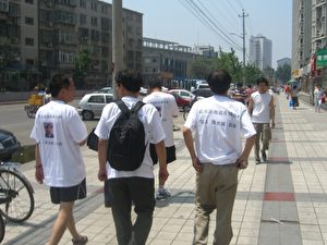 Marsch durch die Strassen Pekings um auf die Notlage von Chen Guangcheng aufmerksam zu machen. (