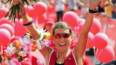 Andrea Brede holt der 1. Platz beim Frankfurter Triathlon