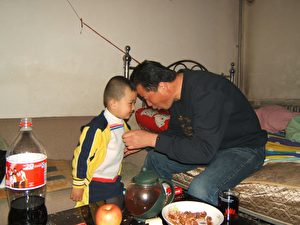 Gao mit seinem Sohn in den schönsten Stunden zuhause  (