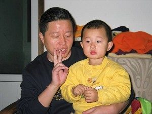 Gao mit seinem Sohn Tianyu, der am 27. August drei Jahre alt wird. Von Gao fehlt jede Spur. (